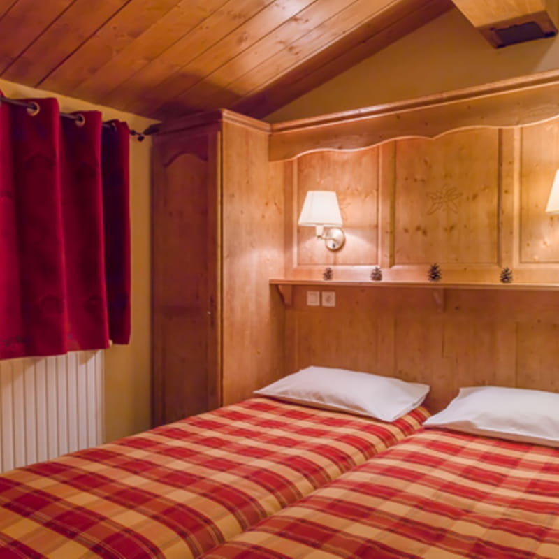 balcons-valcenis-village-lanslevillard-chambre
