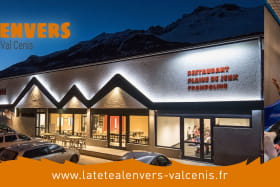 Vue extérieure sur la plaine de jeux et le restaurant La Tête à l'Envers à Val Cenis Sollières