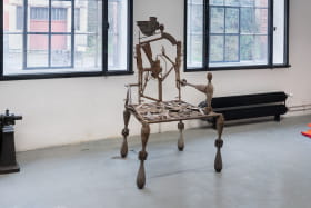 Gonçalo Mabunda, O trono de Fernando Pessoa, pièces de métal soudées, 155x100x80 cm, 2005