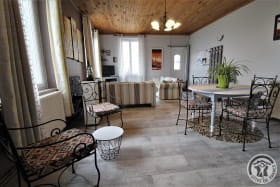 Gîte des Sapins à RANCHAL (Rhône - Monts du Beaujolais, Beaujolais Vert, proximité Lac des Sapins) : le séjour vu depuis la cuisine (ouverte).