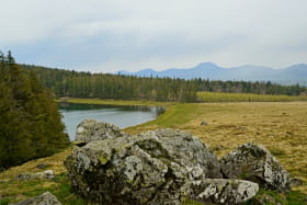 Lac Servières et puy de Dôme