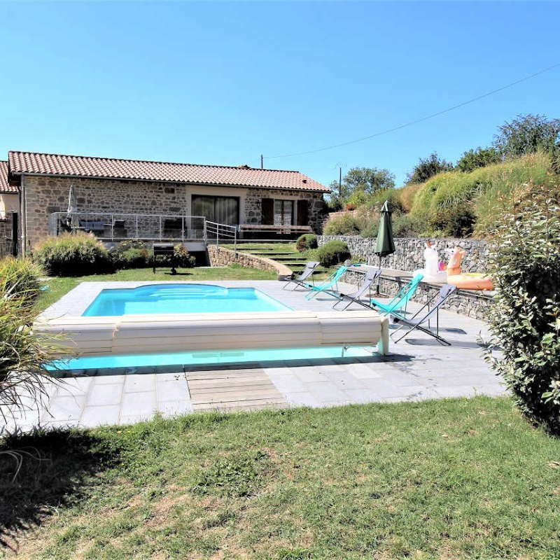 Grand gîte des Chambres de L'Ouest à Longessaigne (Rhône, Monts du Lyonnais) : gîte 15 personnes avec piscine privative.