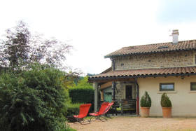 Gîte 'Le Panoramique' à Vernay (Rhône, Beaujolais, région de Beaujeu): l'accès et la maison.
