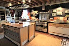 Gîte 'Le Panoramique' à Vernay (Rhône, Beaujolais, région de Beaujeu) : la grande partie cuisine.