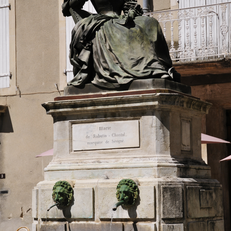 Fontaine et statue