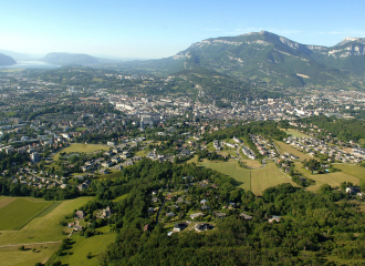 Vue aérienne de Chambéry et son agglomération