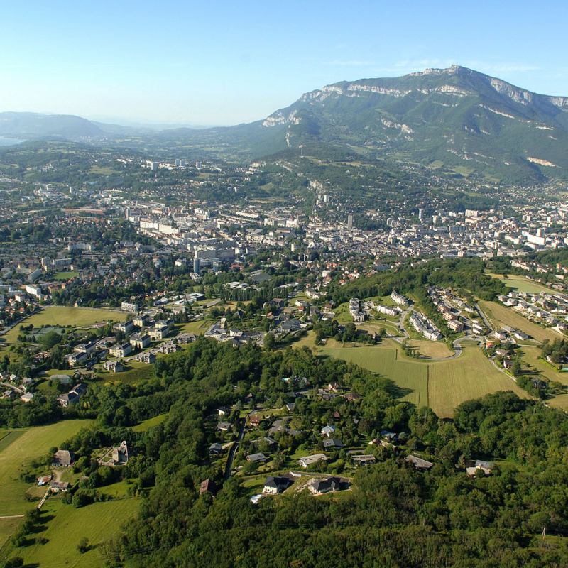 Vue aérienne de Chambéry et son agglomération