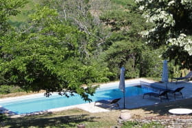 La maison sur la colline - Boistrolles (gîte pour 15 personnes avec piscine) à Val d'Oingt (Rhône - Beaujolais des pierres Dorées) : la piscine privative au gîte.