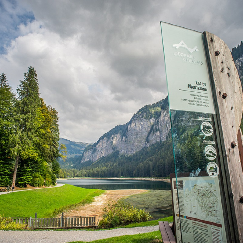 Panneau d'entrée du sentier d'interprétation du géosite Unesco du lac de Montriond