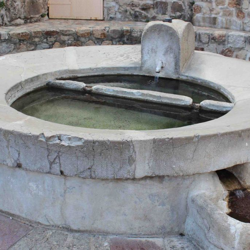 La fontaine d'eau chaude de Saint-Laurent-les-Bains