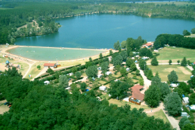 Vue aérienne du camping et de la base de loisirs  du Lac de Cormoranche