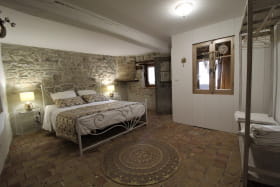 Gîte 'Domaine de la Fée-licité' à Jullié (Rhône - Beaujolais vignobles) : la chambre avec grand lit de 160 cm.
