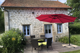 La Clairière avec son salon de jardin et parasol