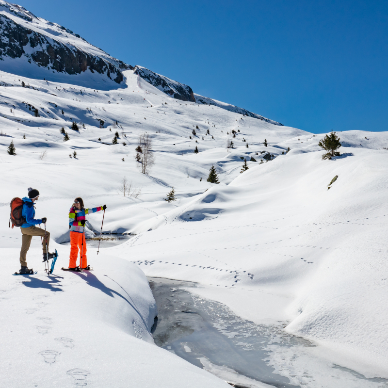 Un couple profite du beau temps pour randonner sur le Plateau des Lacs à Oz-en-Oisans