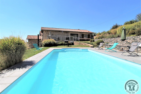 Grand gîte des Chambres de L'Ouest à Longessaigne (Rhône, Monts du Lyonnais) : piscine privative chauffée (8m X 4m).