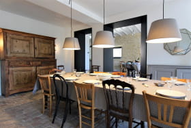 La maison sur la colline - Boistrolles (gîte pour 15 personnes avec piscine) à Val d'Oingt (Rhône - Beaujolais des pierres Dorées) : salle à manger ouverte sur la cuisine.
