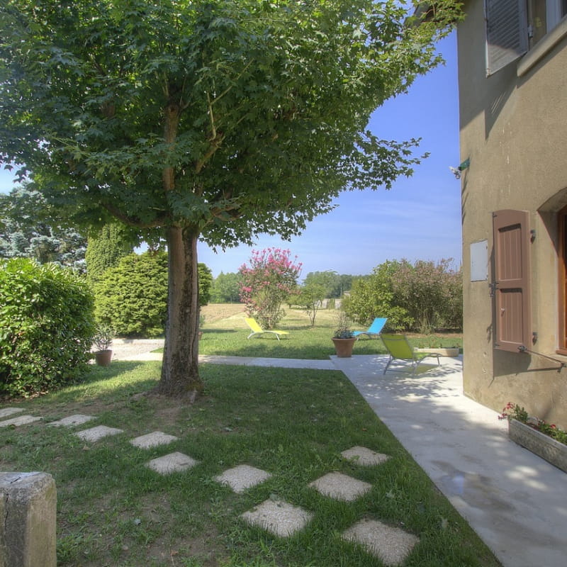 Terrasse extérieur abritée comportant une table et six chaises + barbecue a charbon de bois