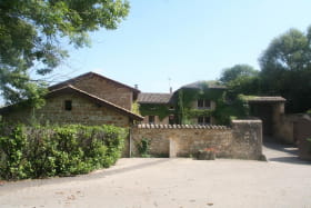 Gîte 'Le Minotier' à Gleizé (Rhône - Beaujolais) : vue d'ensemble de la bâtisse.