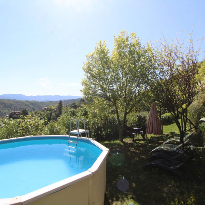 Jardin avec vue panoramique et piscine hors sol