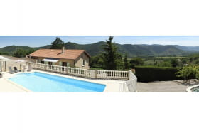 Panorama sur les monts d'Ardèche vue de la piscine. 