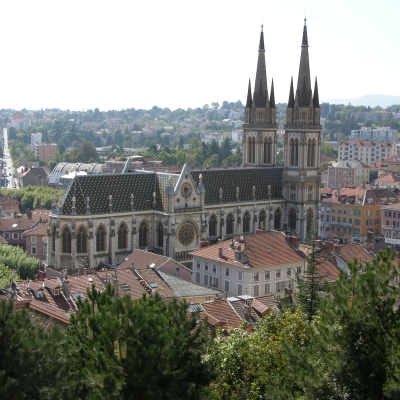 Eglise Saint-Bruno Voiron vue panoramique avec ville de voiron