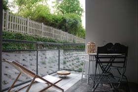 terrasse avec salon de jardin sans vis à vis 