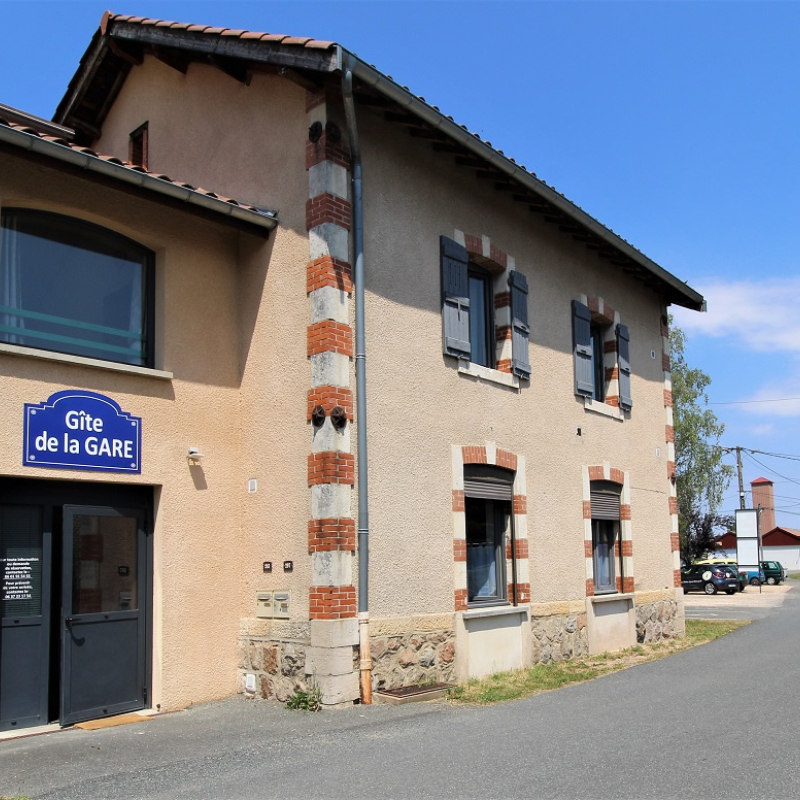 'Gîte de la Gare' à Monsols / Deux Grosnes (Rhône - Haut Beaujolais, à proximité du Col de Crie et du Mont St Rigaud) : hébergement aménagé dans une ancienne gare.