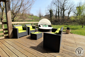 'Gîte de Basse Comté' (avec piscine chauffée) à Cublize (Rhône - Beaujolais Vert - Lac des Sapins) :  grande terrasse avec mobilier de jardin, vue sur le jardin