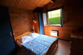 Chalet-Gîte du Plan d'eau d'Azole (Gîte N° 3) à Propières (Rhône - Beaujolais Vert) : la chambre avec grand lit.