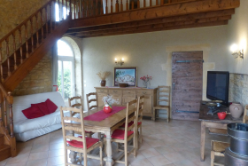 Gîte 'Le Campagnard' à Denicé (Rhône - Beaujolais vignobles) : le séjour et sa mezzanine.