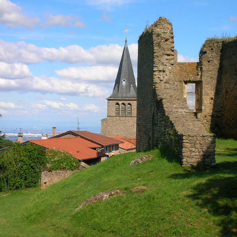 Les ruines du donjon et la chapelle