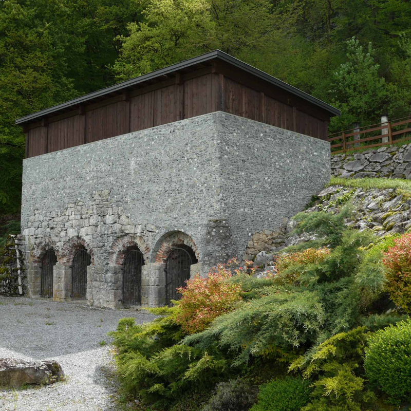 Site historique dans village calme Fours à chaux