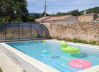 Grand gîte (15 personnes) / Maison de Vacances avec piscine 'Les 5 Pieds de Vigne' à Emeringes dans le Beaujolais - Rhône : la Piscine