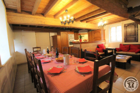 Gîte 'La Glycine 2' (pour 8 personnes) à Vaux-en-Beaujolais (Rhône - Beaujolais vignobles) : pièce de jour, espaces repas et salon.