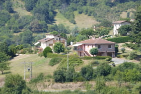 Gîte 'La Gouttelière' à Vaugneray (Rhône - Ouest Lyonnais) : la maison dans son environnement.