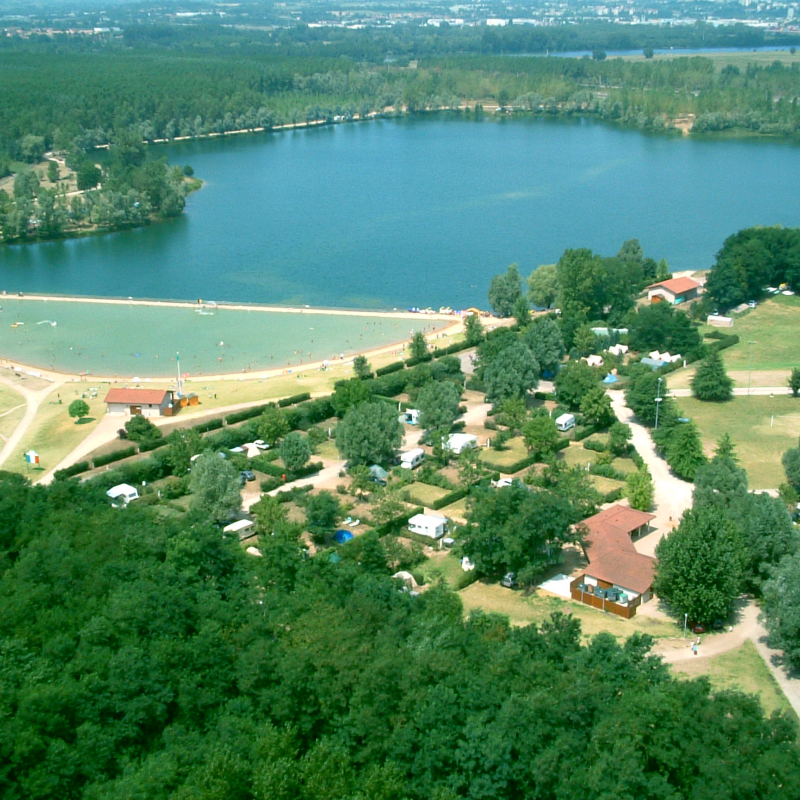 Vue aérienne du camping et de la base de loisirs du lac