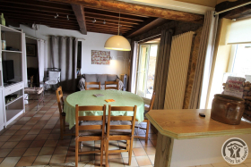 Gîte de Pelozane à Charnay - Région des Pierres Dorées - Beaujolais - Rhône : le coin repas et salon.