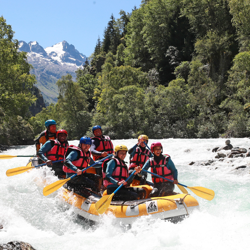 Rapide sur le veneon avec glacier des fetoule en arriere plan