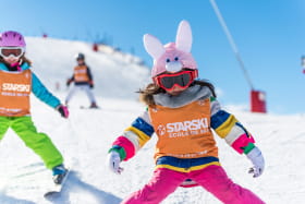 Les enfants apprennent le ski tout en s'amusant.