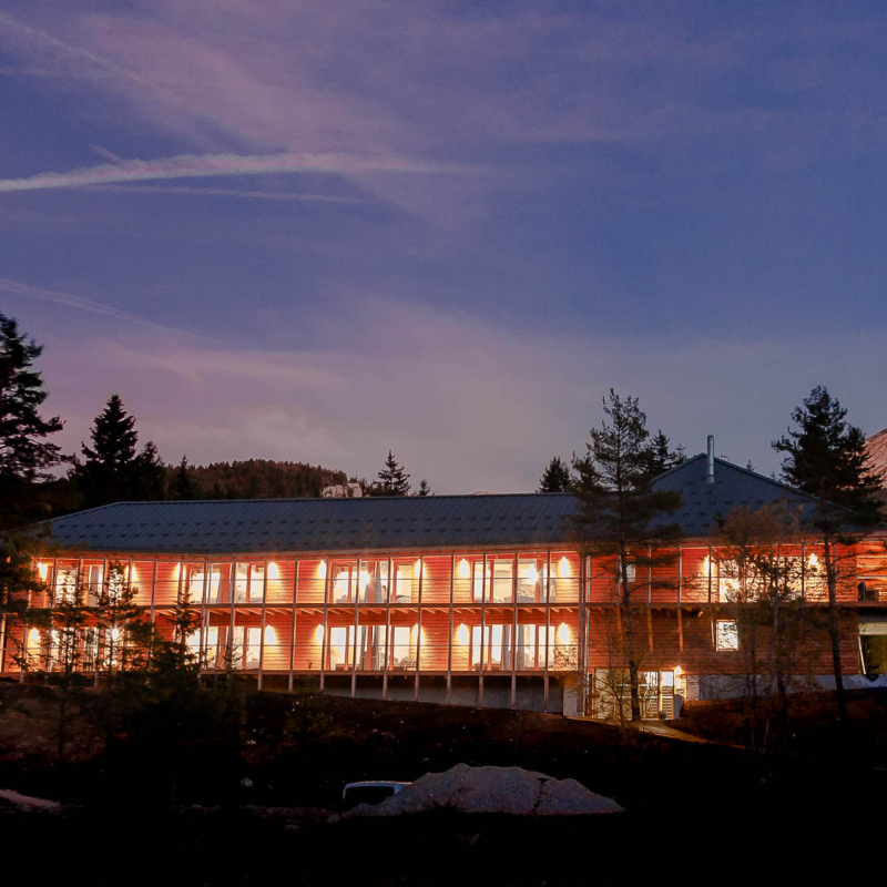 bâtiment éclairé de nuit