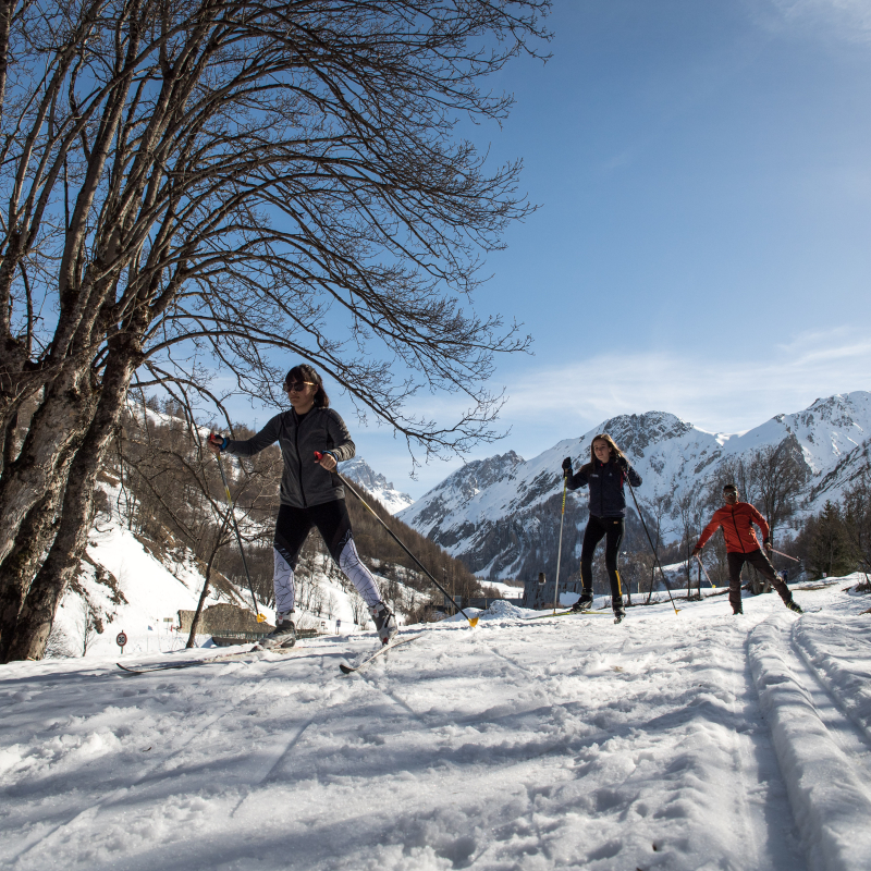 Goupe d'amis faisant du biathlon sur le doamine nordique de Valloire Galibier