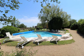 Gîte 'Le Campagnard' à Denicé (Rhône - Beaujolais vignobles) : la piscine.