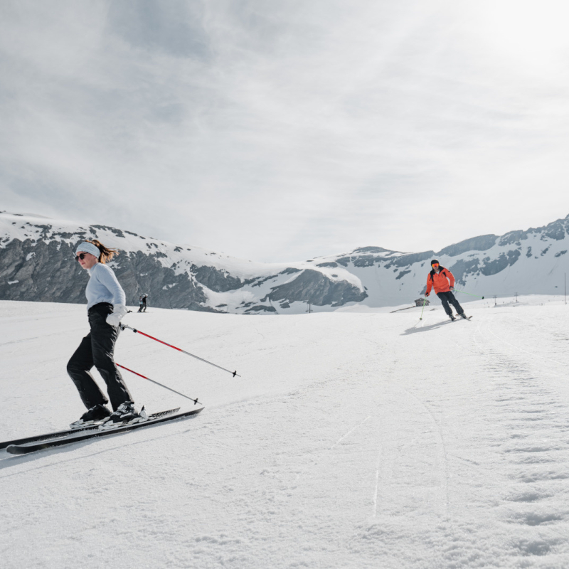 Des skieurs sur le glacier du Pisaillas à Val d'Isère