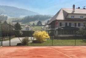 Hôtel et cours de tennis