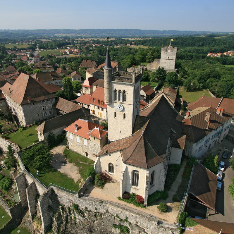 Vue aérienne du quartier historique de Morestel - Balcons du Dauphiné