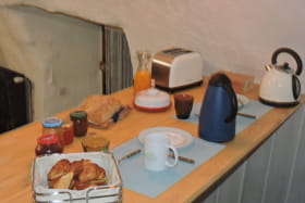 Chambres d'hôtes La Bergerie à Lussas - Espace petit-déjeuner Chambre troglodyte