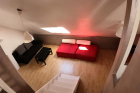 Chambre au premier étage, sur 2 niveaux. 2 lits simples, 1 lit double, 1 canapé-lit. 