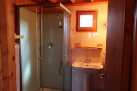 Gite Thérence à Mesples dans l'Allier en AUVERGNE. Salle de bain avec douche et rangements, séparée des WC