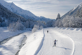 Skieur de fond sur piste avec vu Mont Blanc