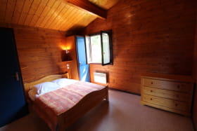 Chalet-Gîte du Plan d'eau d'Azole (Gîte N° 2) à Propières (Rhône - Beaujolais Vert) : la chambre avec grand lit.